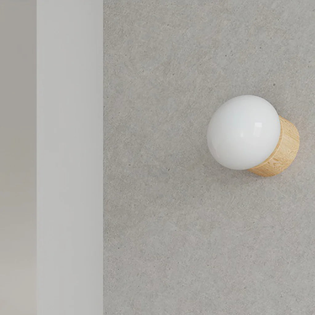 Applique murale bois naturel et globe opalin dans un salon