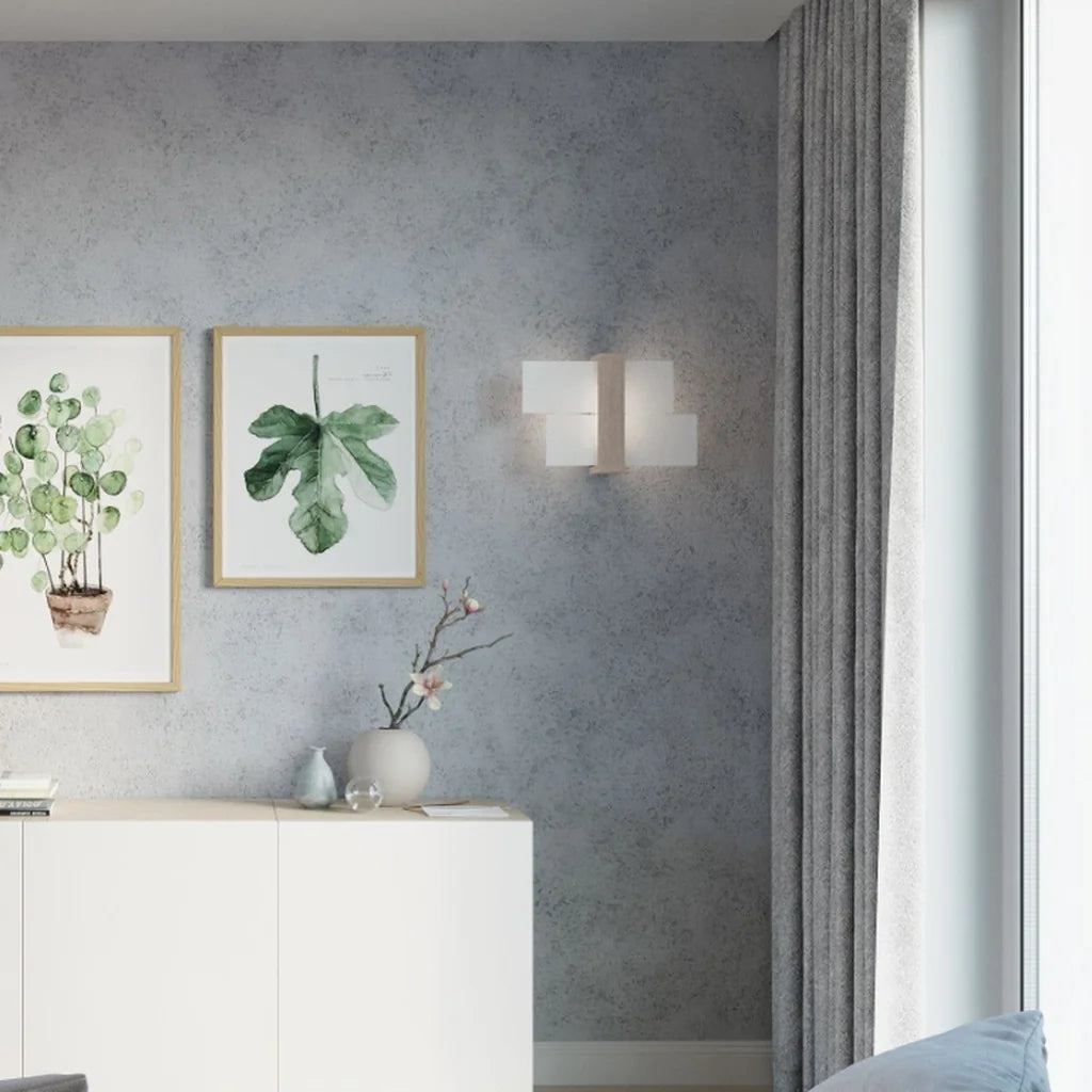 Applique murale bois et verre dépoli dans un salon
