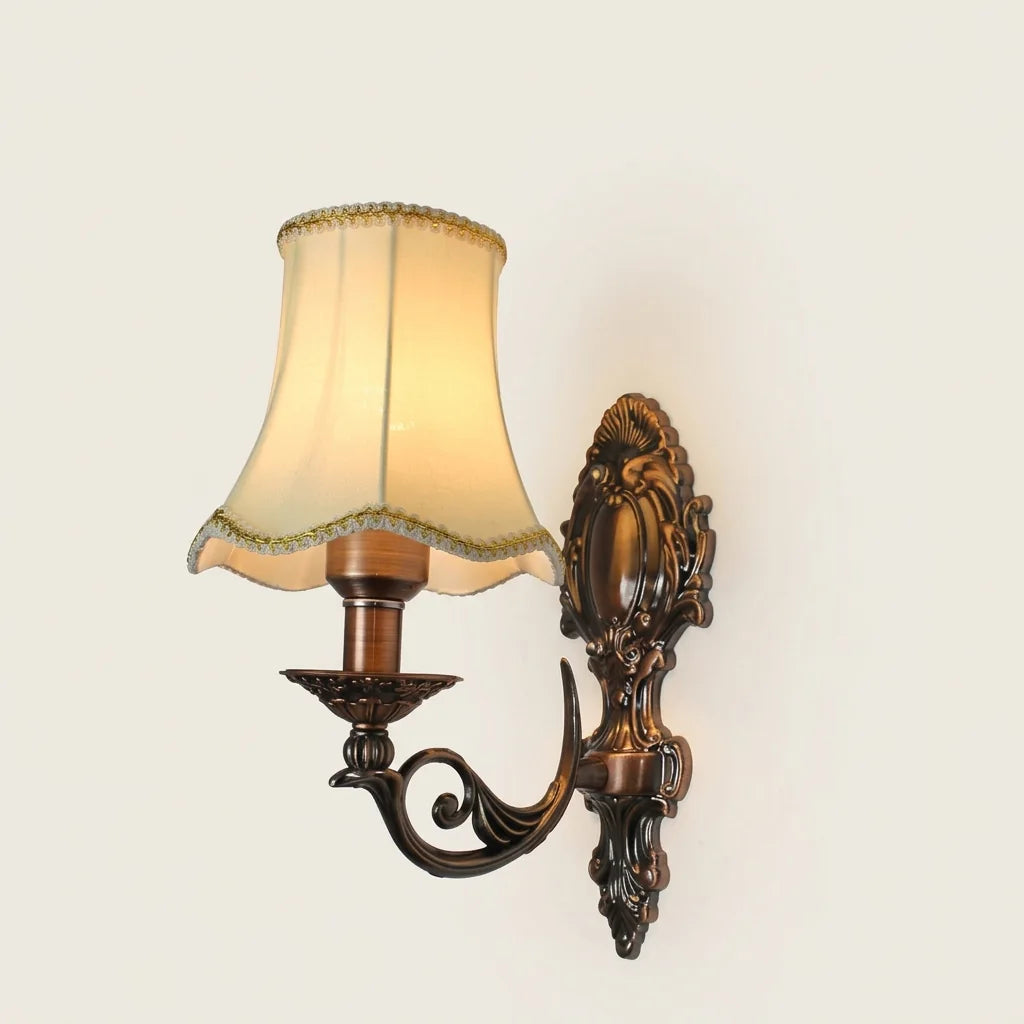 Applique murale bougeoir bronze et abat-jour en tissu crème, simple tête, allumée