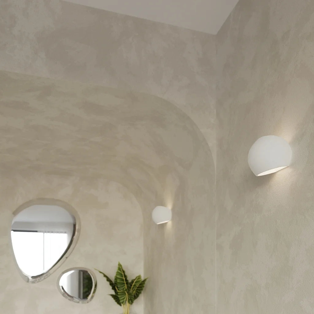 Applique murale boule en céramique blanche dans une entrée