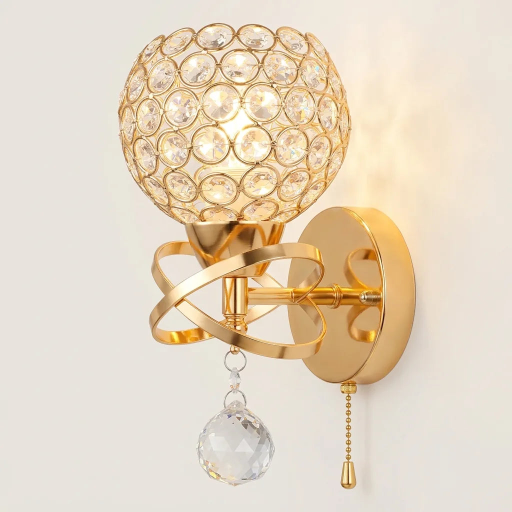 Applique murale boule en cristal finition or avec interrupteur à chaînette, allumée