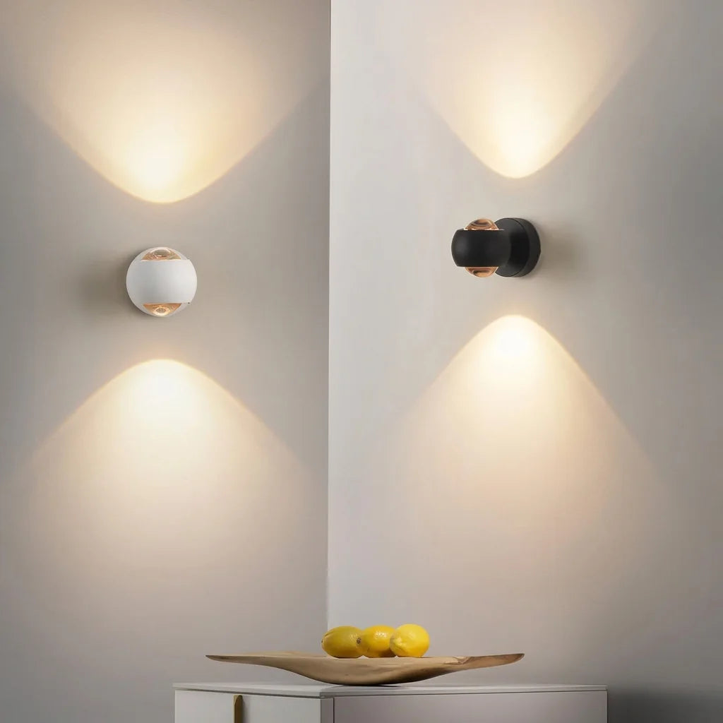 Appliques boule blanche et noire avec leurs faisceaux au-dessus d'une console