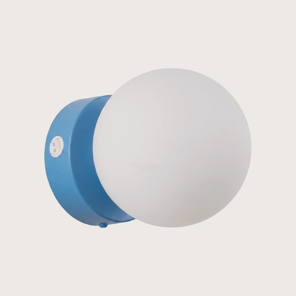 Applique murale boule en verre opalin, coloris bleu clair (Avec interrupteur)