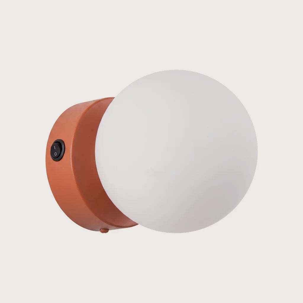 Applique murale boule en verre opalin, coloris ocre rouge (Avec interrupteur)