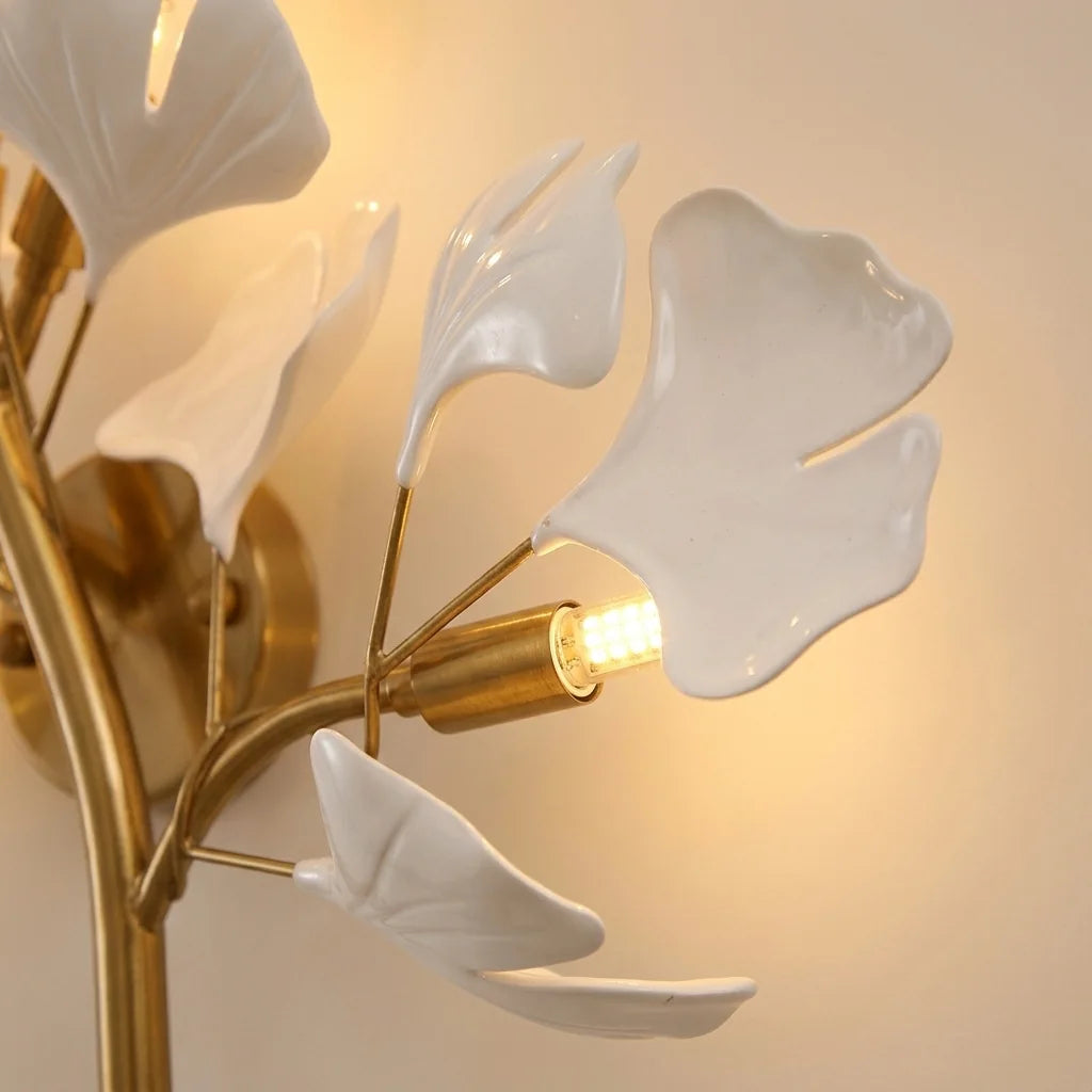 Feuilles de ginkgo blanches et ampoule G9 vues de près