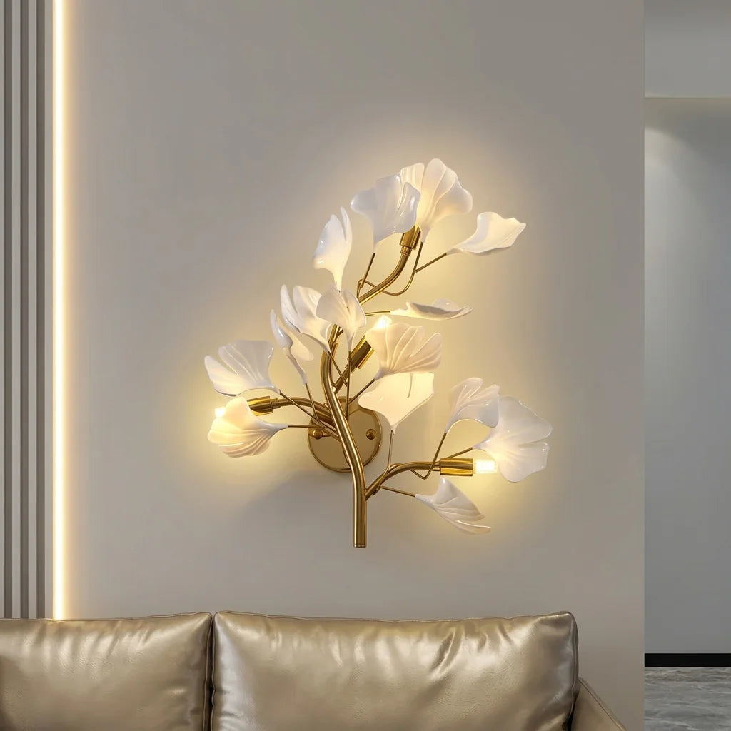 Applique branche de ginkgo allumée au-dessus d'un canapé en cuir