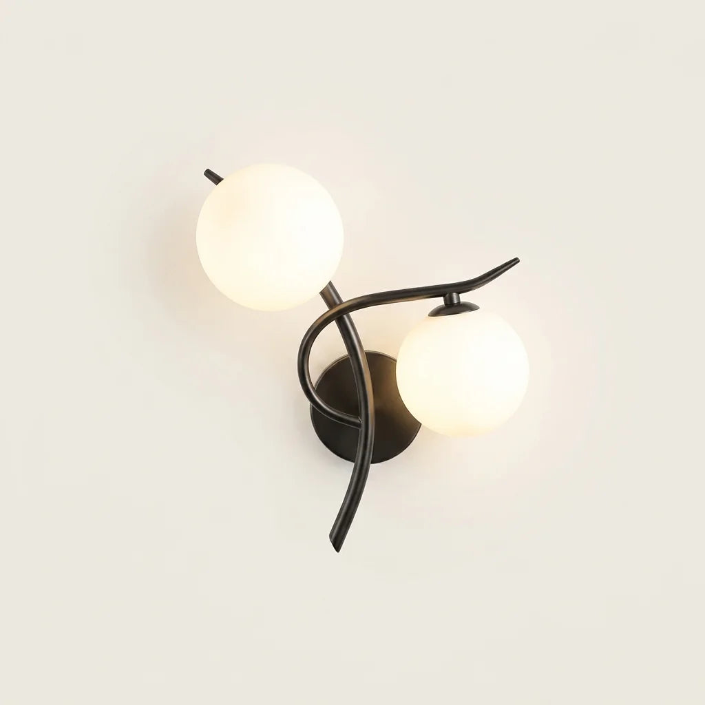 Applique murale branches noires et deux globes en verre opalin, orientation droite