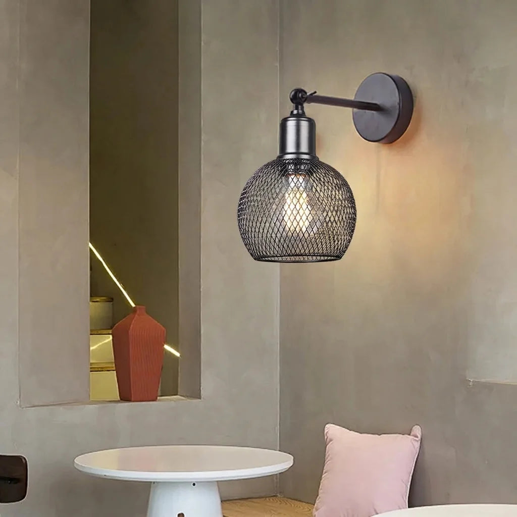 Applique globe grillagé sur un mur taupe près d'une niche