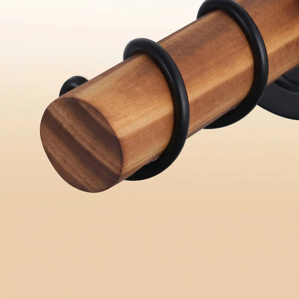 Bras en bois brûlé et câble enroulé vus de près