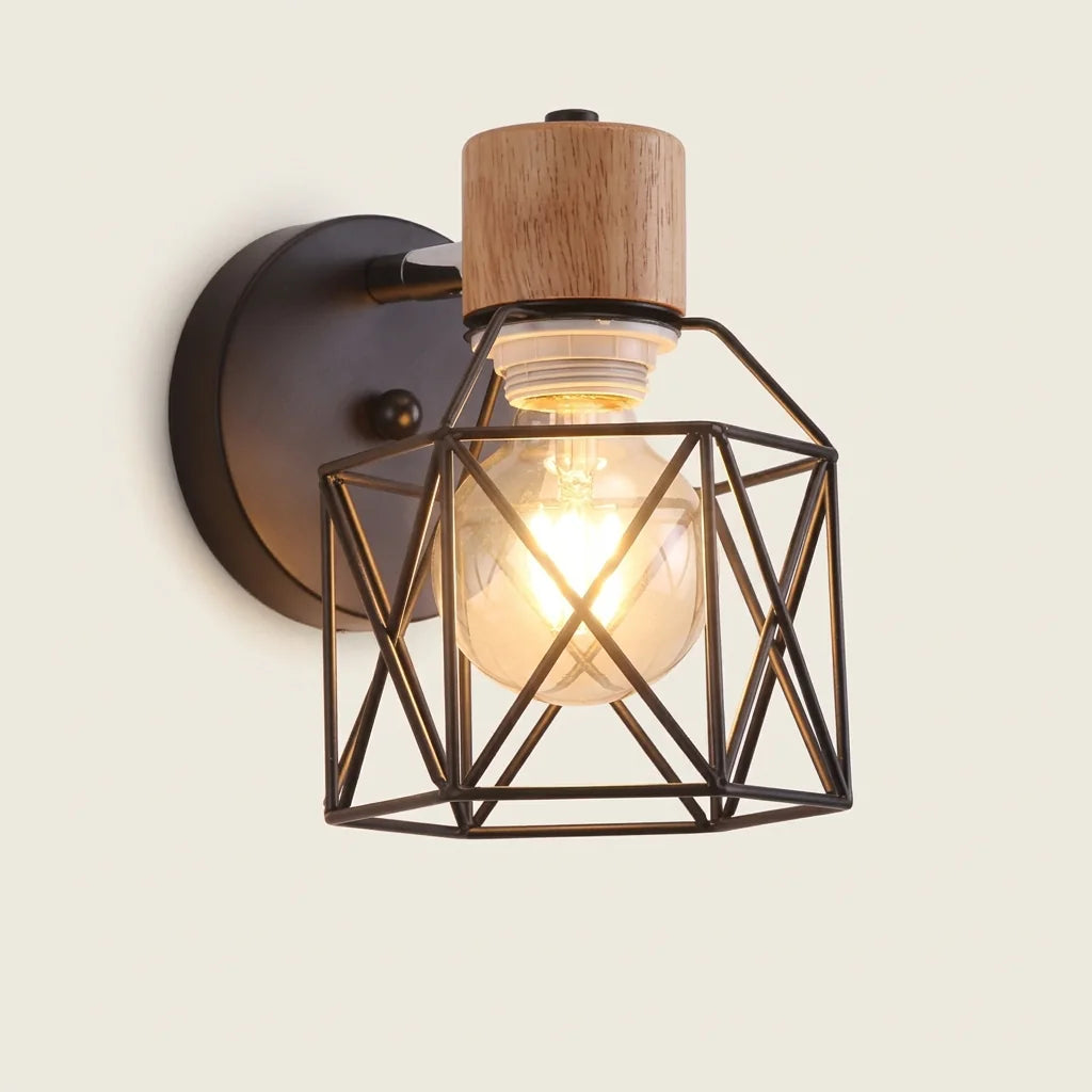 Applique murale cage géométrique noire et douille en bois, allumée