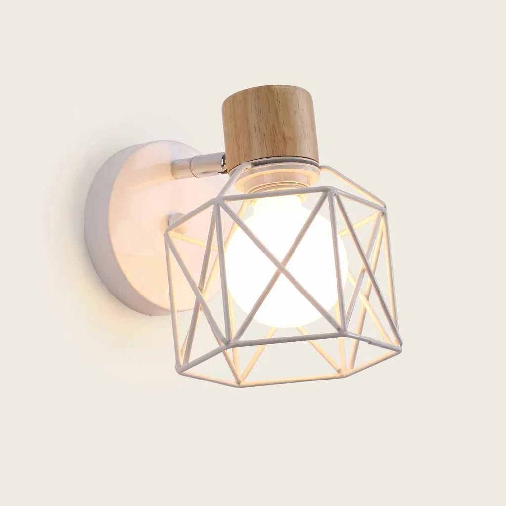 Applique murale cage géométrique blanche et douille en bois, allumée