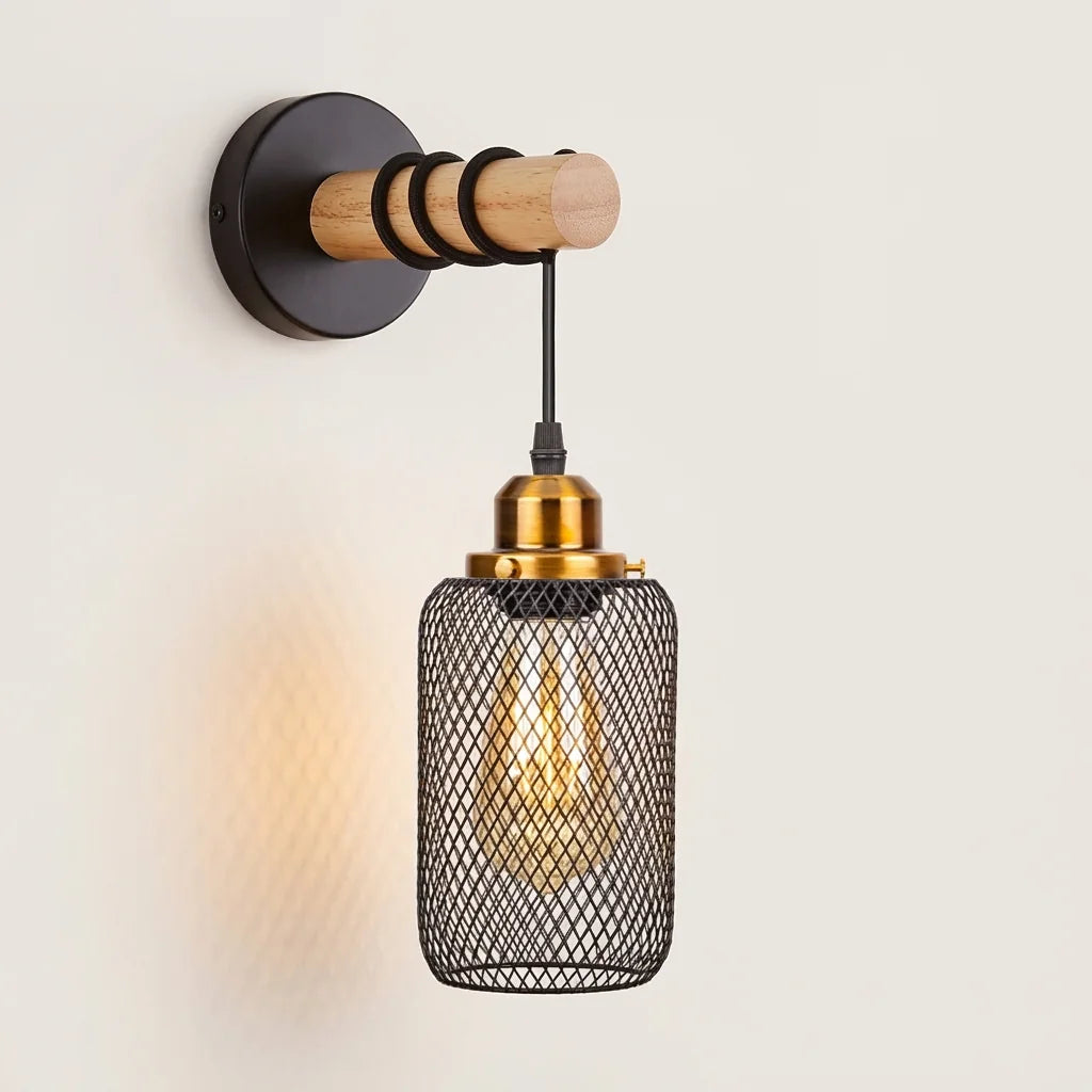 Applique murale cage en maille métallique et bras en bois, allumée