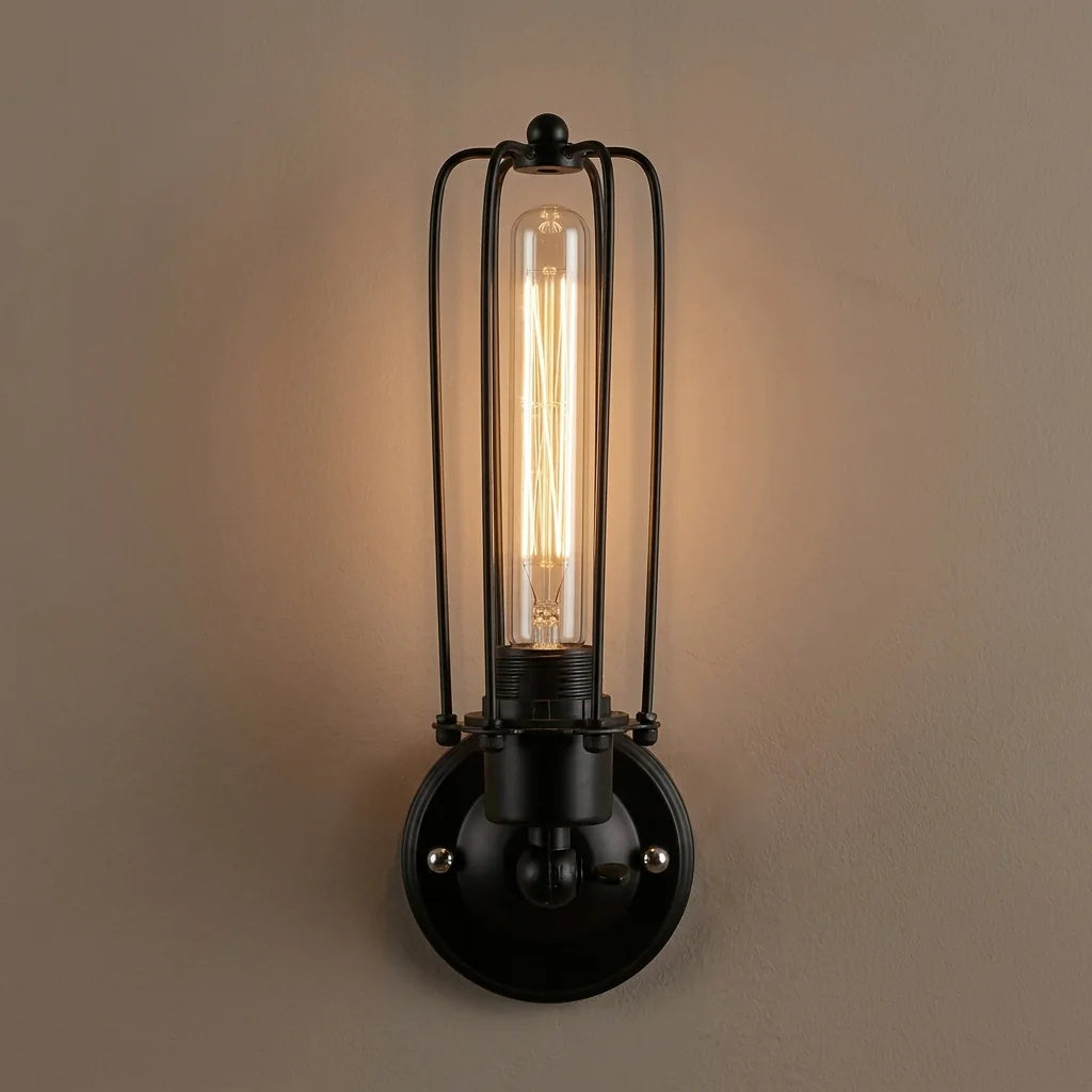 Applique cage tube étroite orientée vers le haut sur un mur taupe