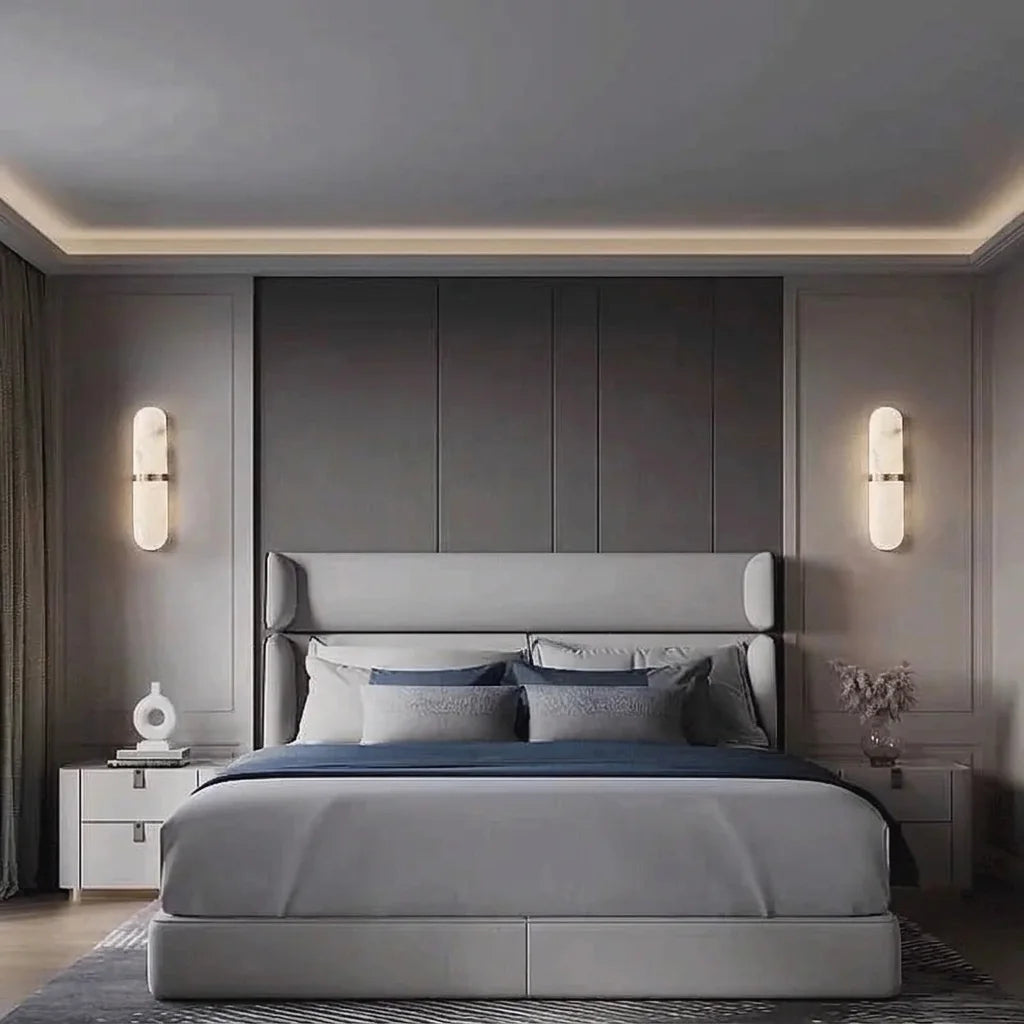 Paire d'appliques capsule en marbre autour d'un lit gris