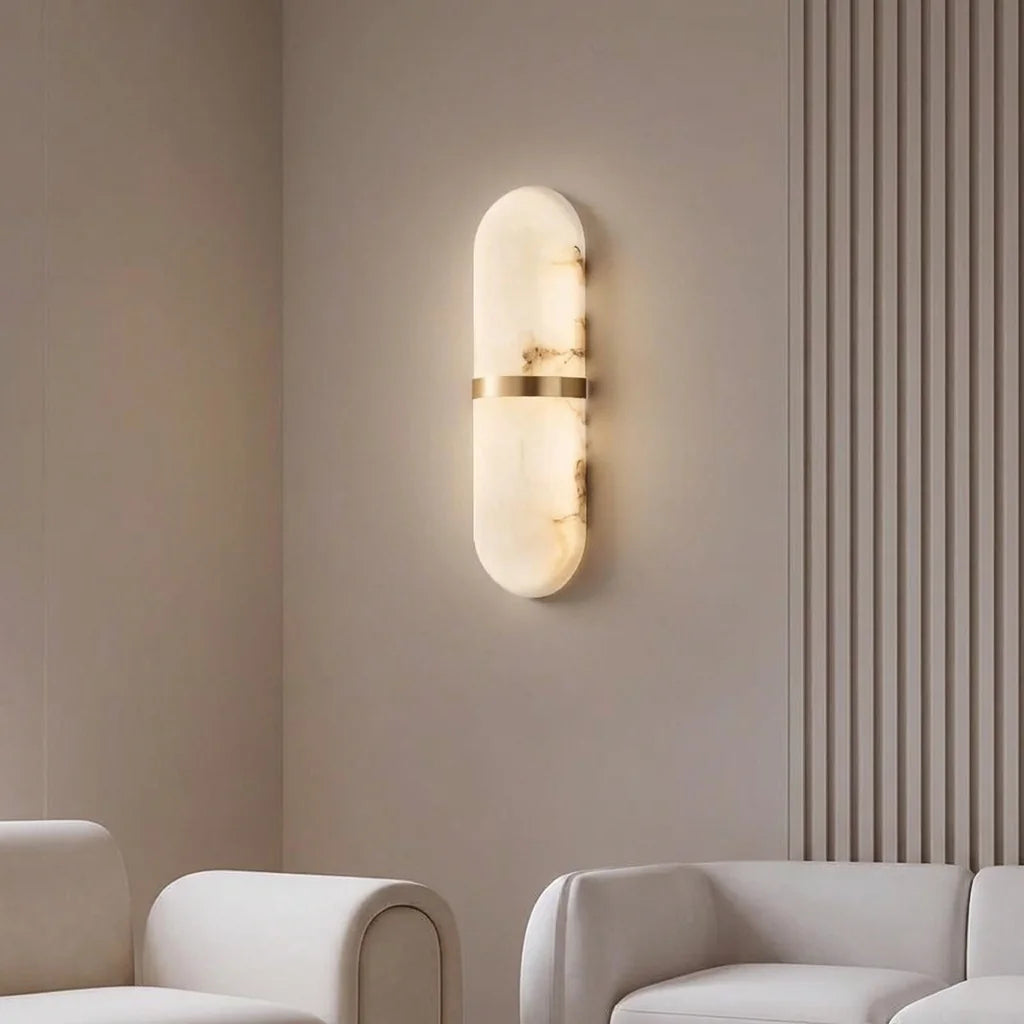 Applique capsule en marbre au-dessus de fauteuils blancs
