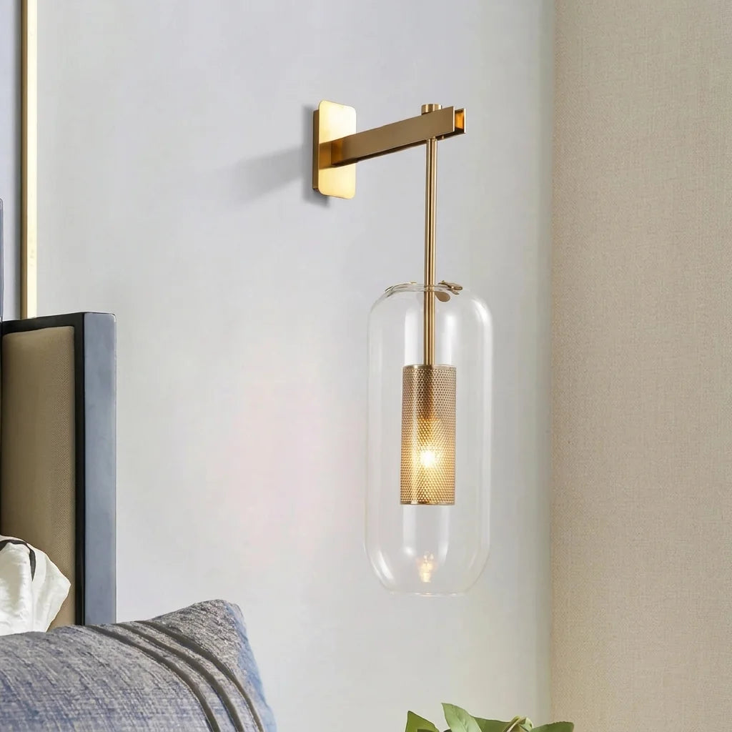 Applique dorée à capsule de verre près d'une tête de lit
