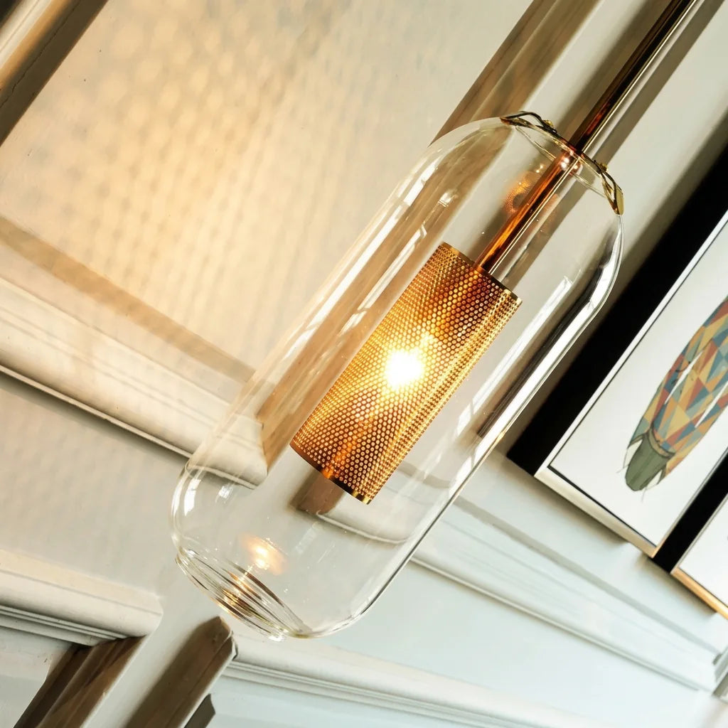 Maille en laiton lumineuse dans la capsule de verre, vue de près