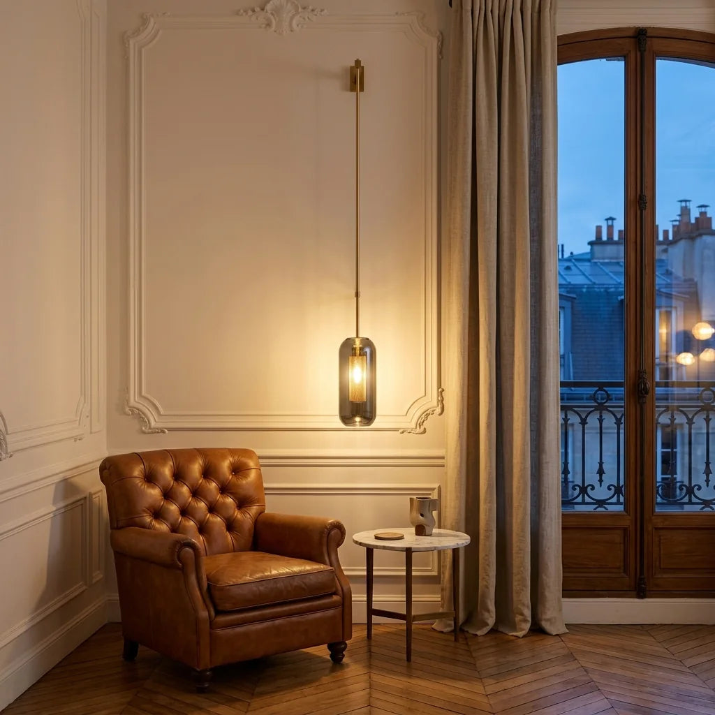 Applique à tige longue au-dessus d'un fauteuil en cuir, salon haussmannien