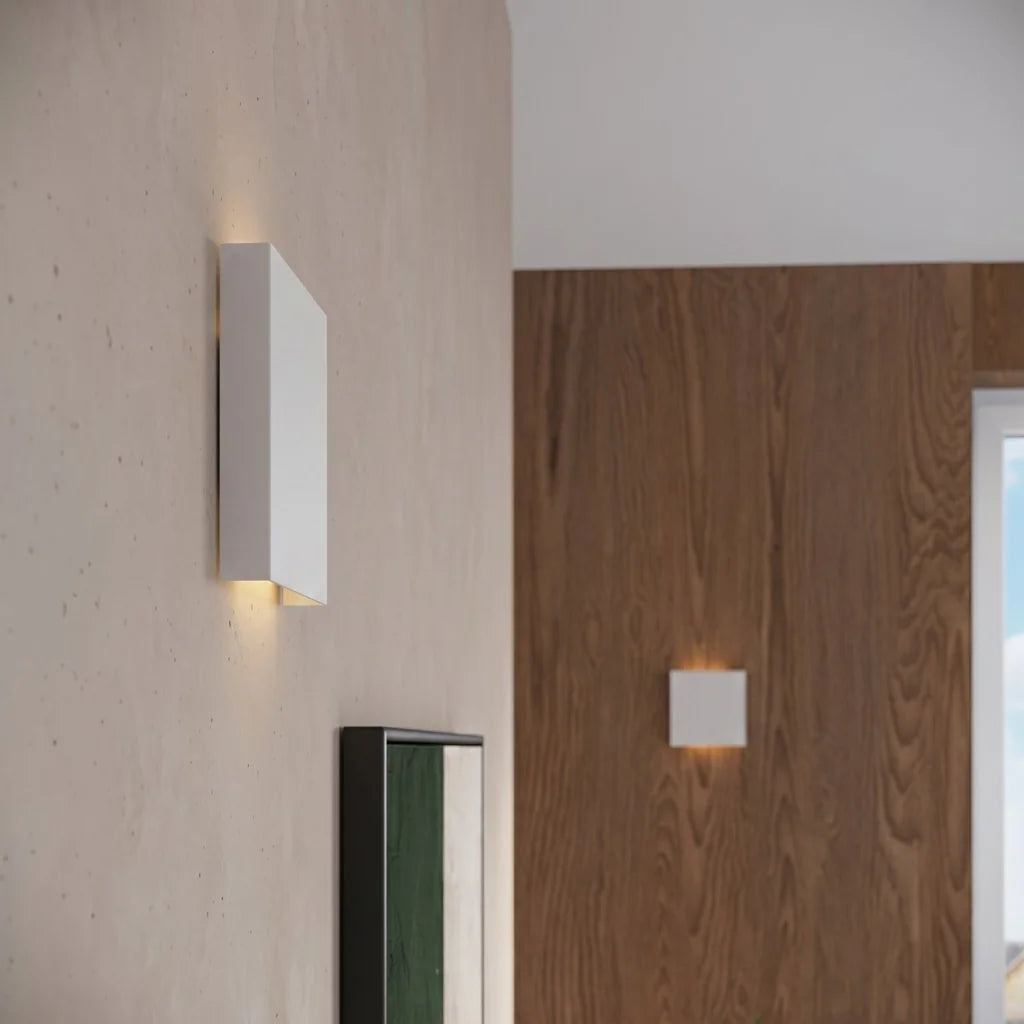 Applique murale carrée en acier dans un salon