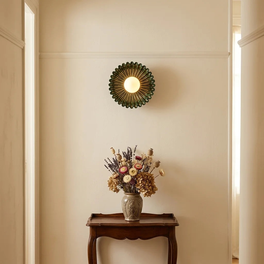 Applique fleur en céramique verte dans une entrée de style français