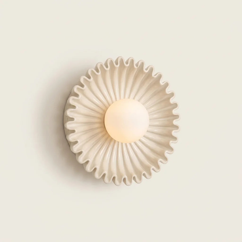 Applique murale fleur en céramique plissée blanche et globe opalin, allumée