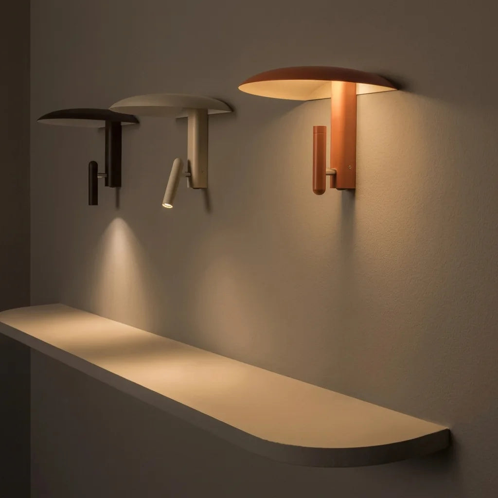 Appliques champignon noire, blanche et orange au-dessus d'une étagère