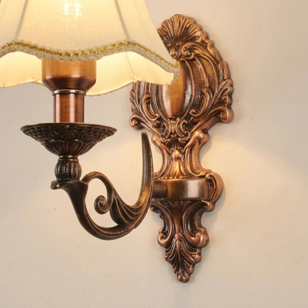 Platine moulée à feuilles d'acanthe et bras volute, vus de près