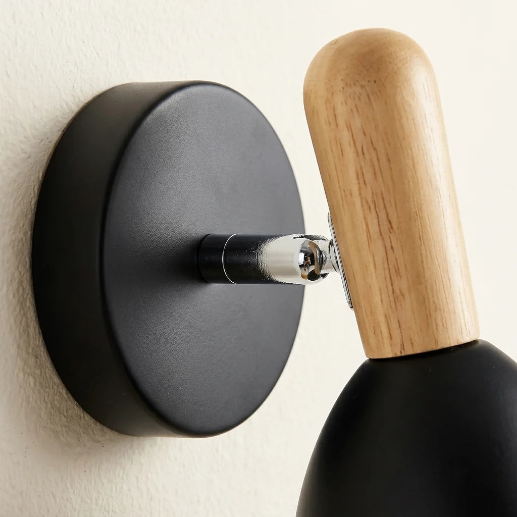 Platine noire, rotule chromée et manche en bois vus de près
