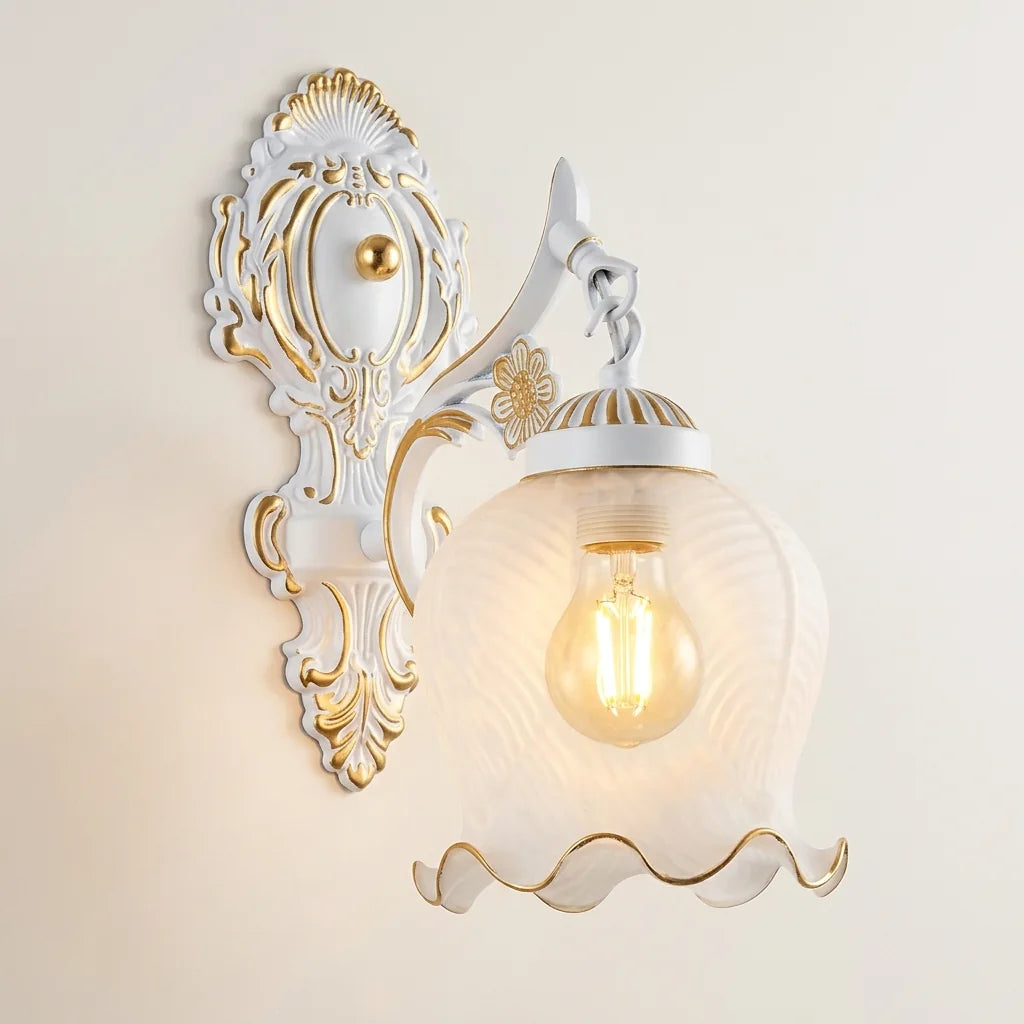 Applique murale baroque blanc et or et cloche en verre givré, allumée