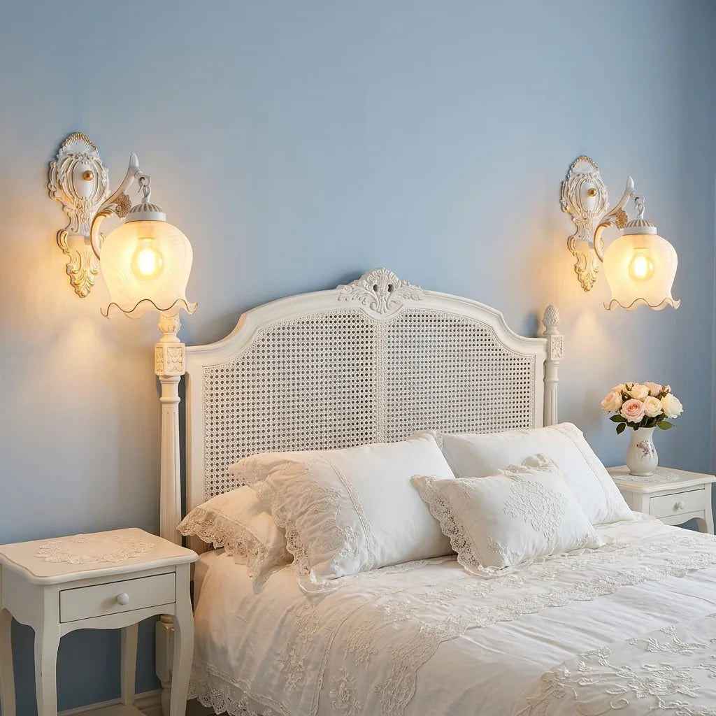 Deux appliques baroques blanches autour d'une tête de lit cannée