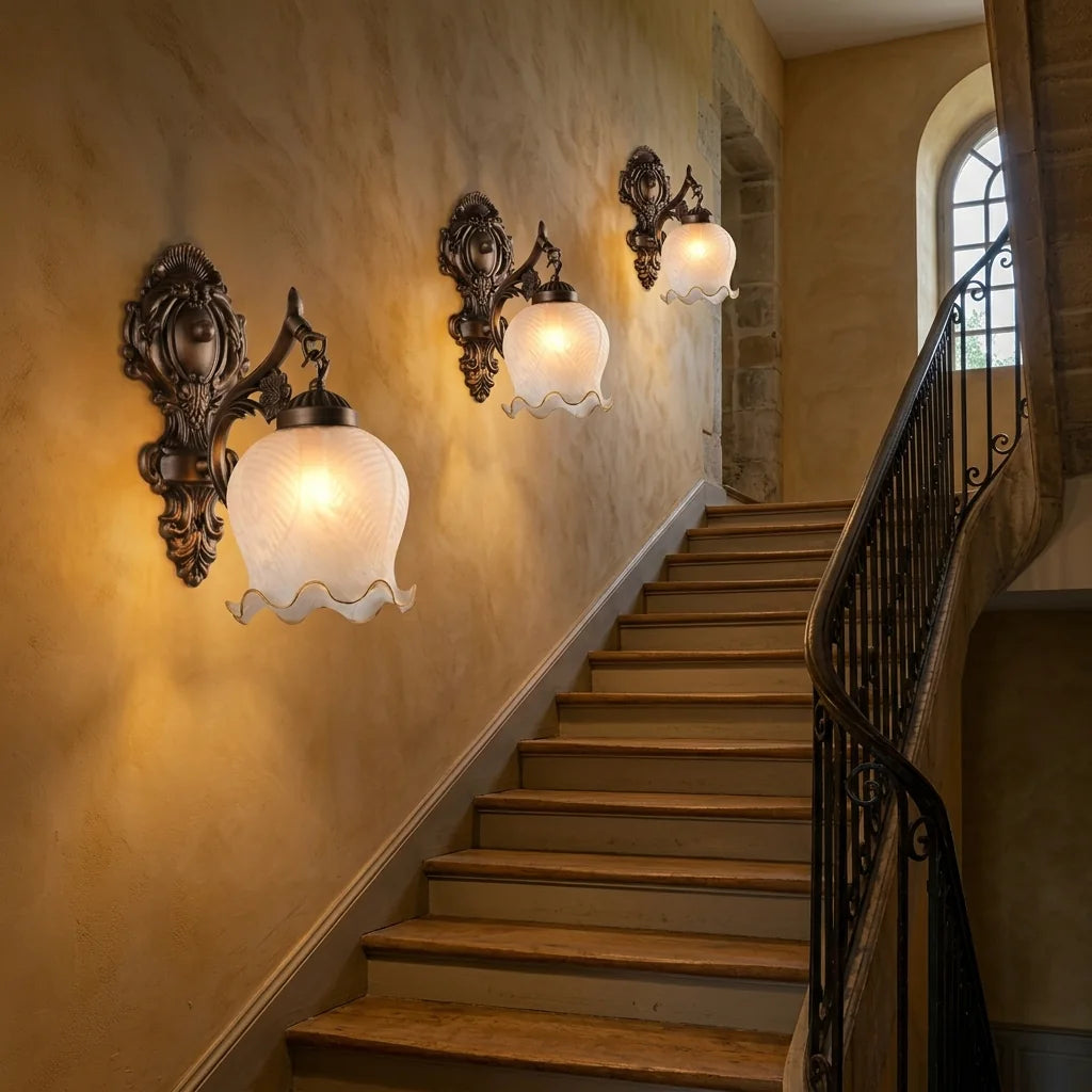 Trois appliques baroques bronze le long d'un escalier ancien