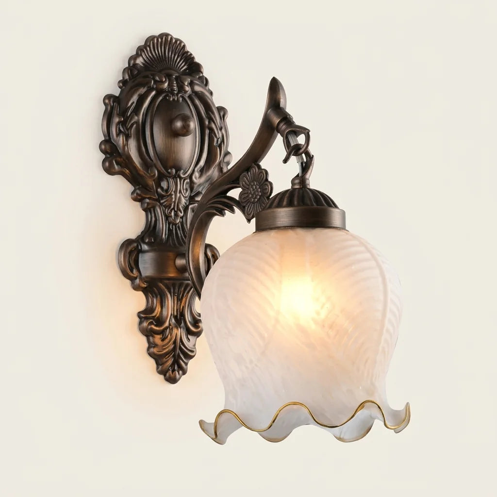 Applique murale baroque bronze et cloche en verre givré, allumée