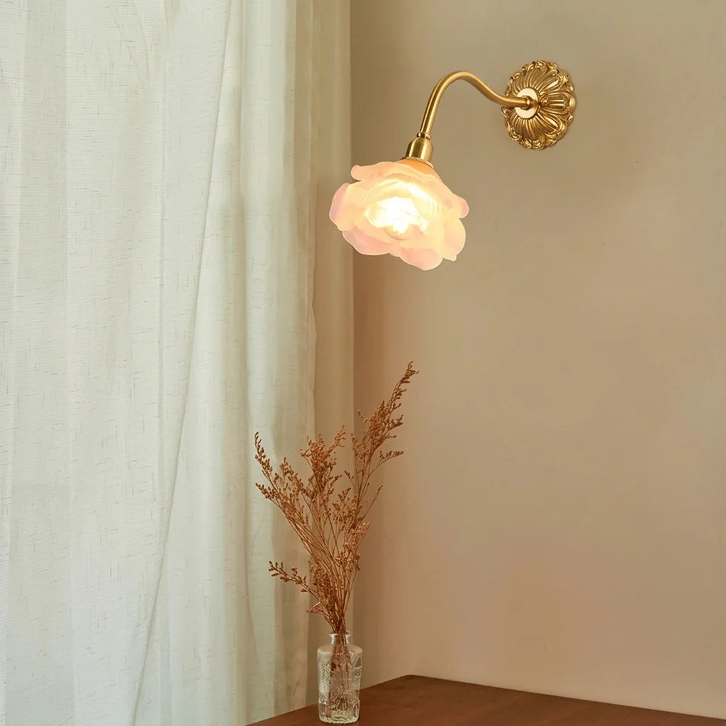 Applique tulipe dépolie allumée près d'un voilage blanc