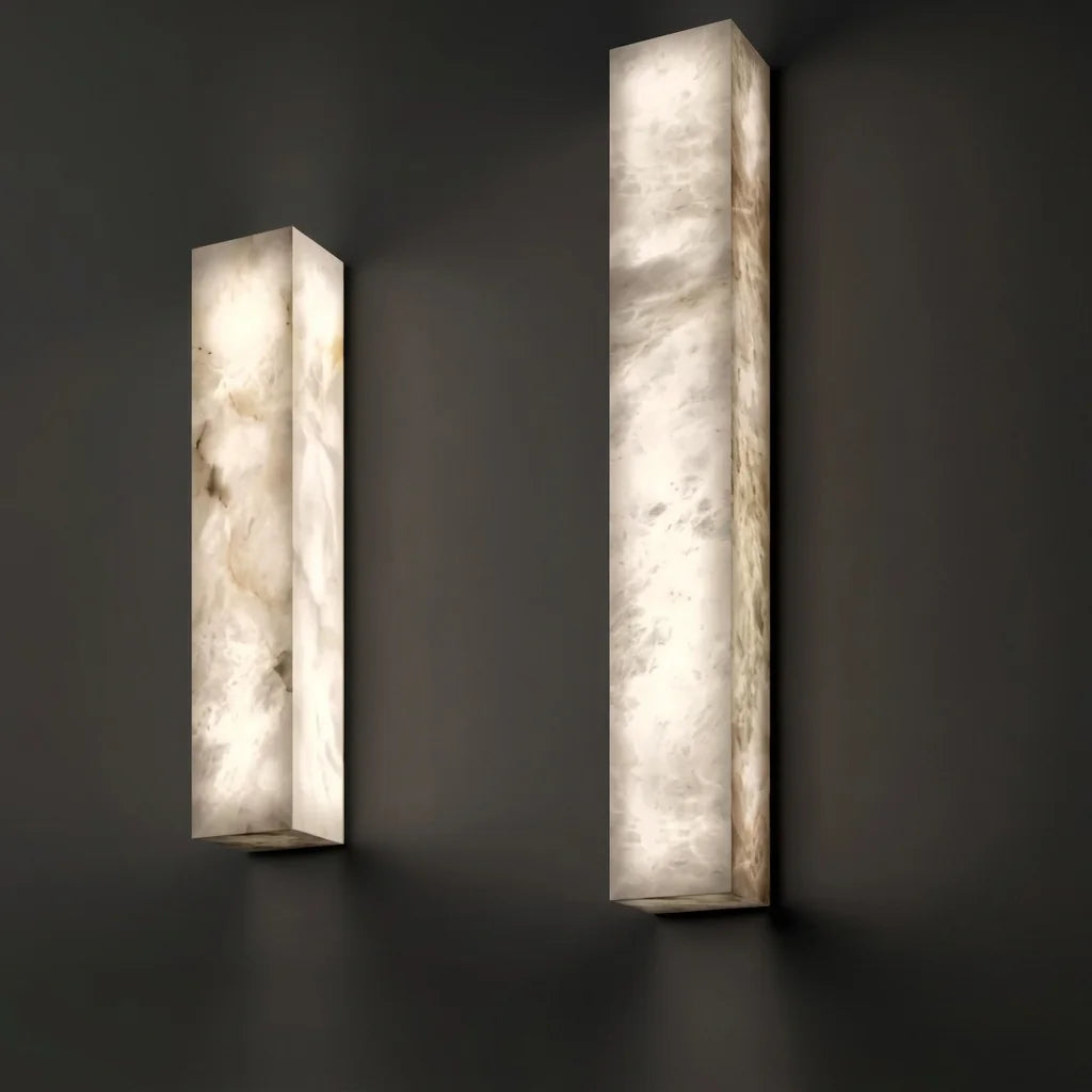 Deux colonnes en albâtre lumineuses sur un mur anthracite