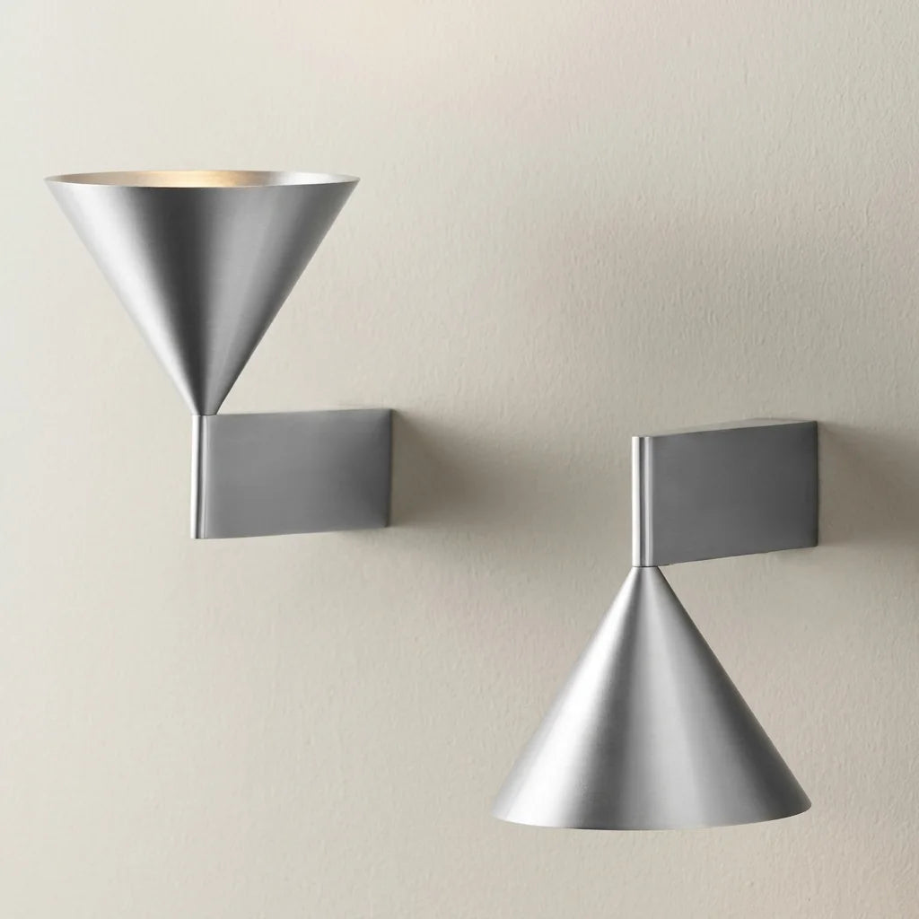 Deux appliques cône en aluminium, l'une tournée vers le haut, l'autre vers le bas