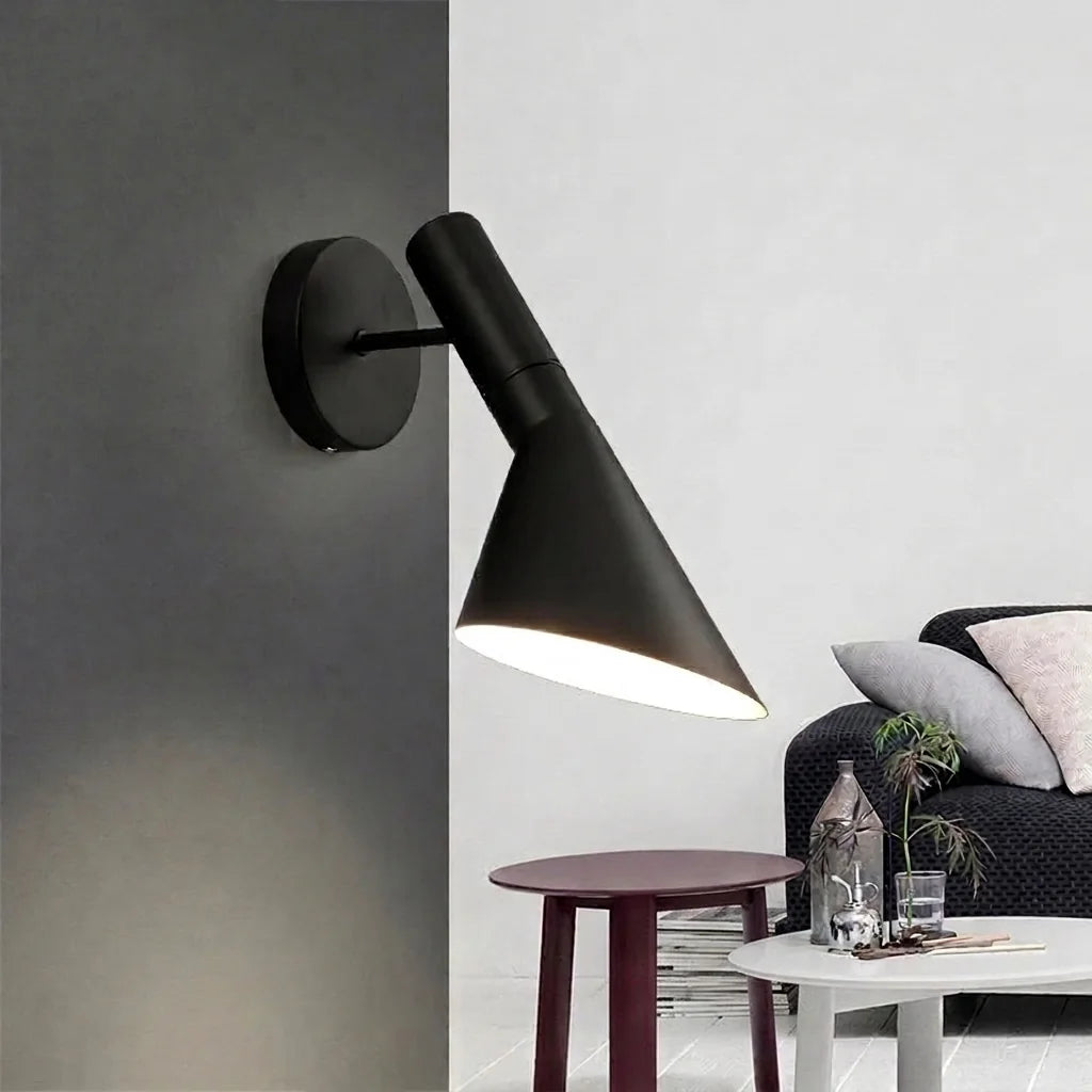 Applique à cône noir au-dessus de tables d'appoint, salon contemporain