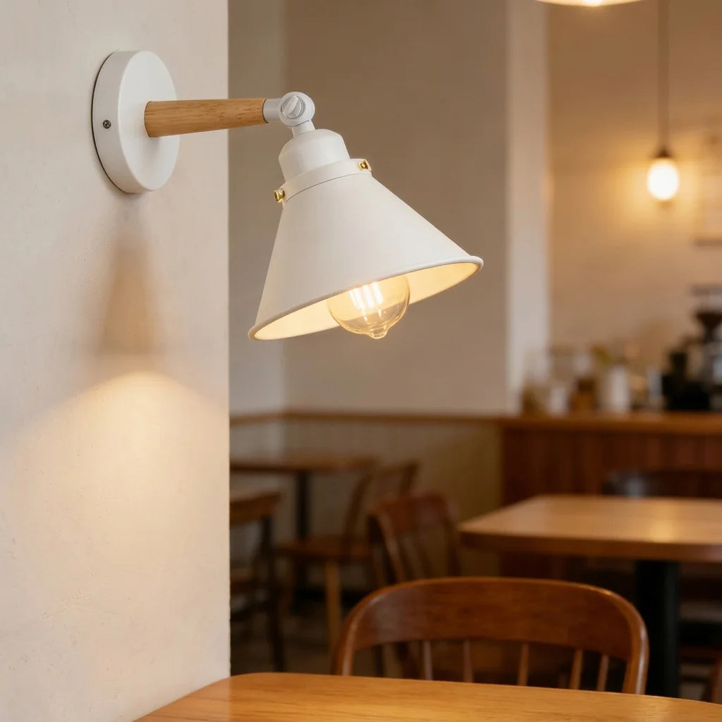 Applique conique blanche et bois dans un café chaleureux