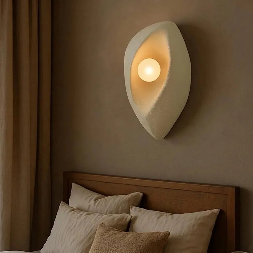Applique coque en amande au-dessus d'une tête de lit en bois