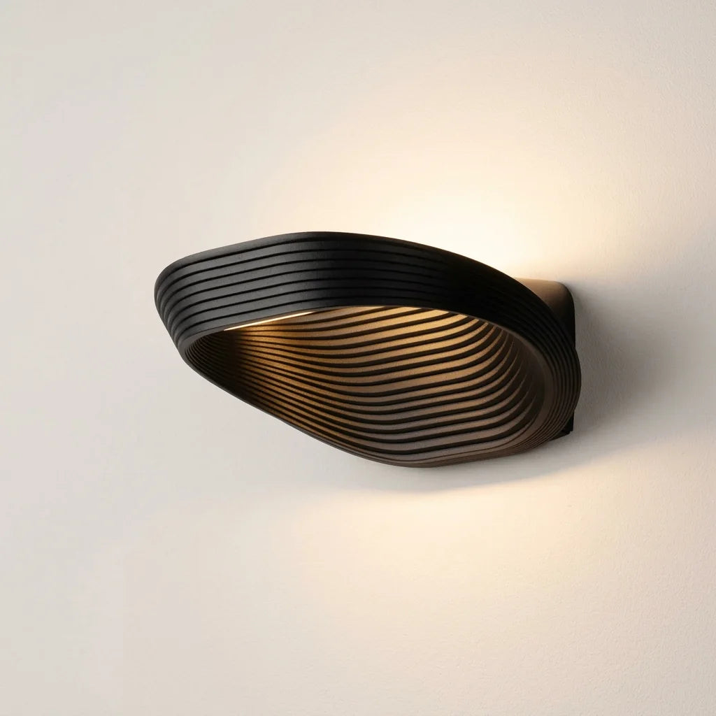 Applique murale LED coquille striée en aluminium noir, allumée
