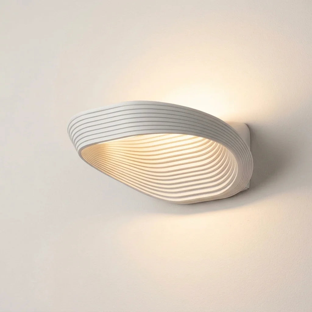 Applique murale LED coquille striée en aluminium blanc, allumée