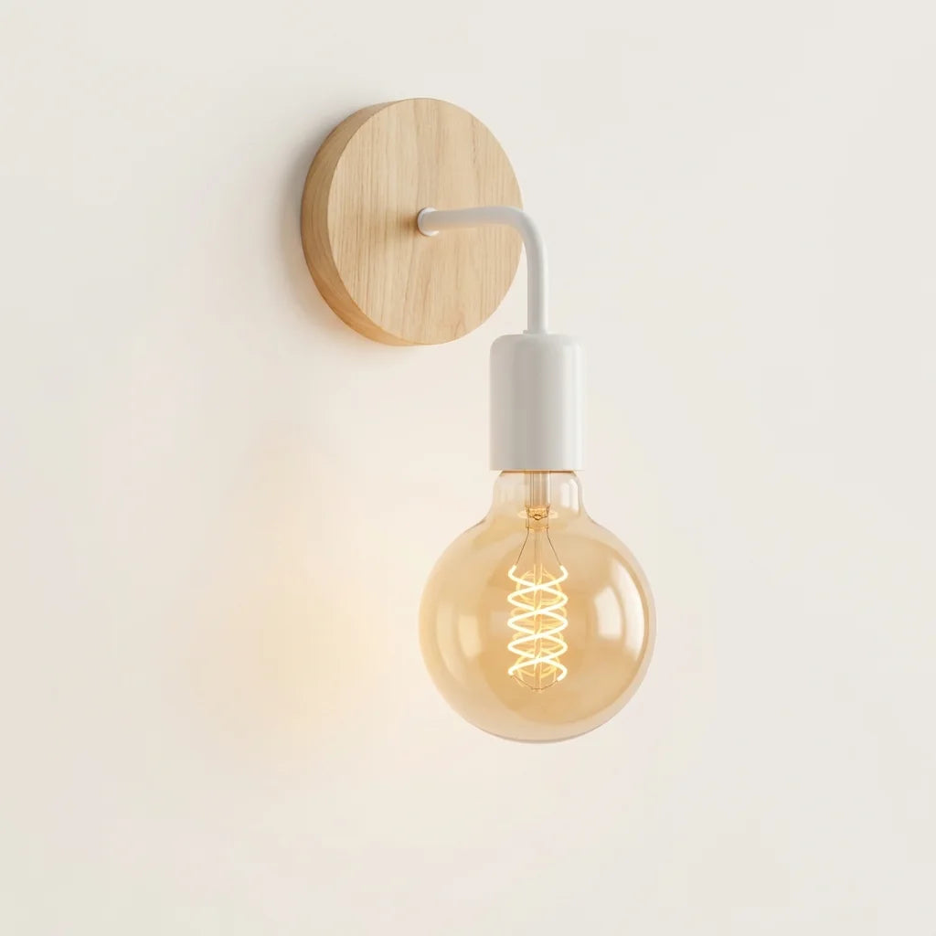 Applique murale à platine en bois et bras blanc, ampoule globe allumée