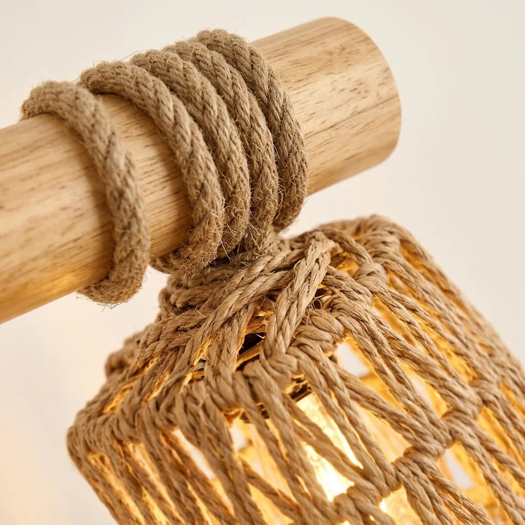 Corde de chanvre enroulée sur le bras en bois, vue de près
