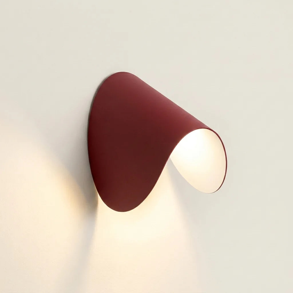 Applique murale cornet LED rotatif rouge, allumée