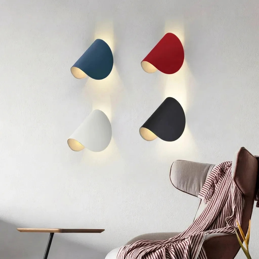 Quatre appliques cornet colorées au-dessus d'un fauteuil