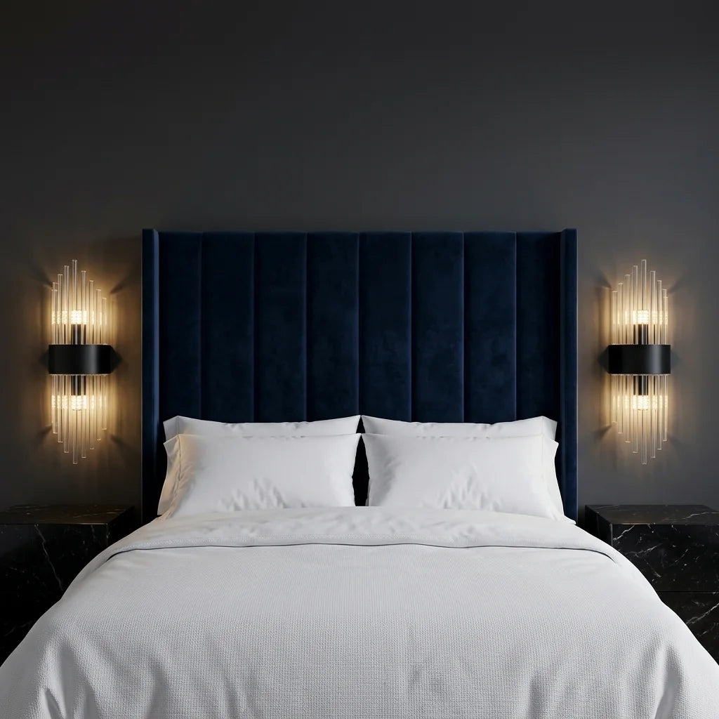 Paire d'appliques cristal noires de part et d'autre d'une tête de lit en velours bleu nuit