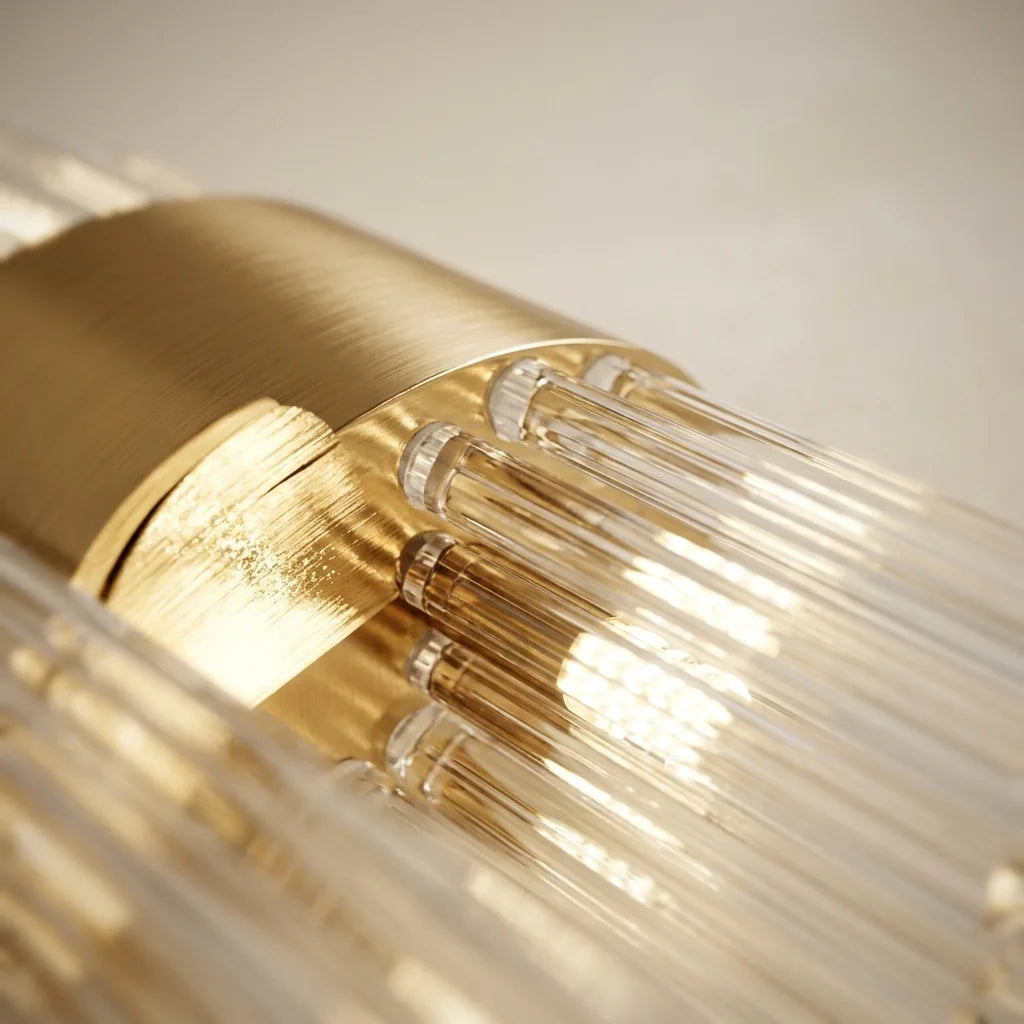 Bandeau en laiton brossé et baguettes de cristal cannelées vus de près