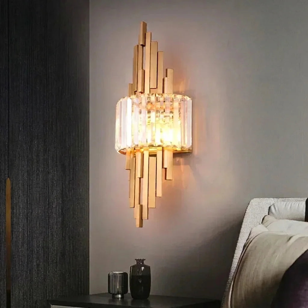 Applique en cristal doré allumée au-dessus d'une console près d'un fauteuil