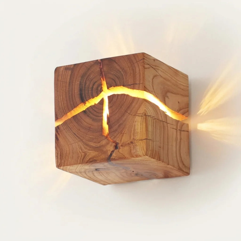 Applique murale cube en bois massif aux fissures lumineuses, allumée