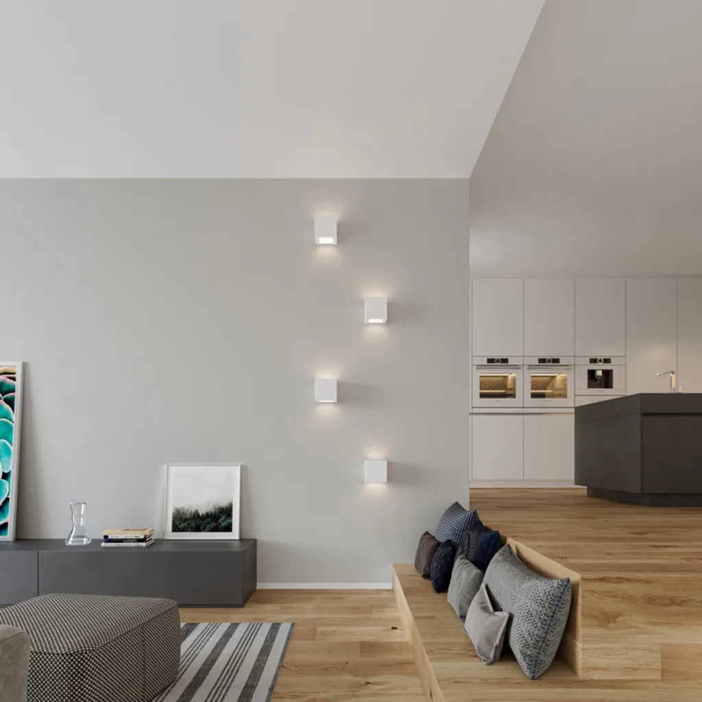 Applique murale cube en céramique blanche dans un salon