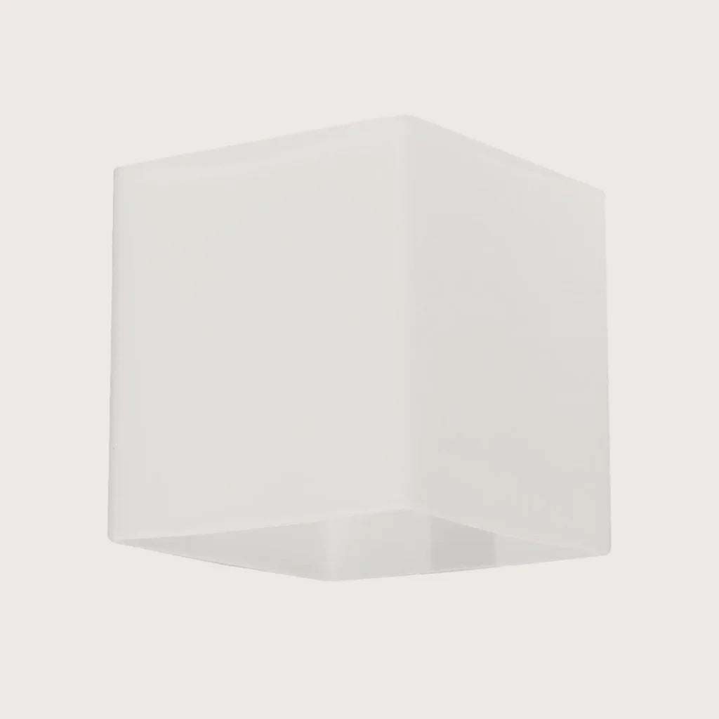 Applique murale cube en verre opalin blanc
